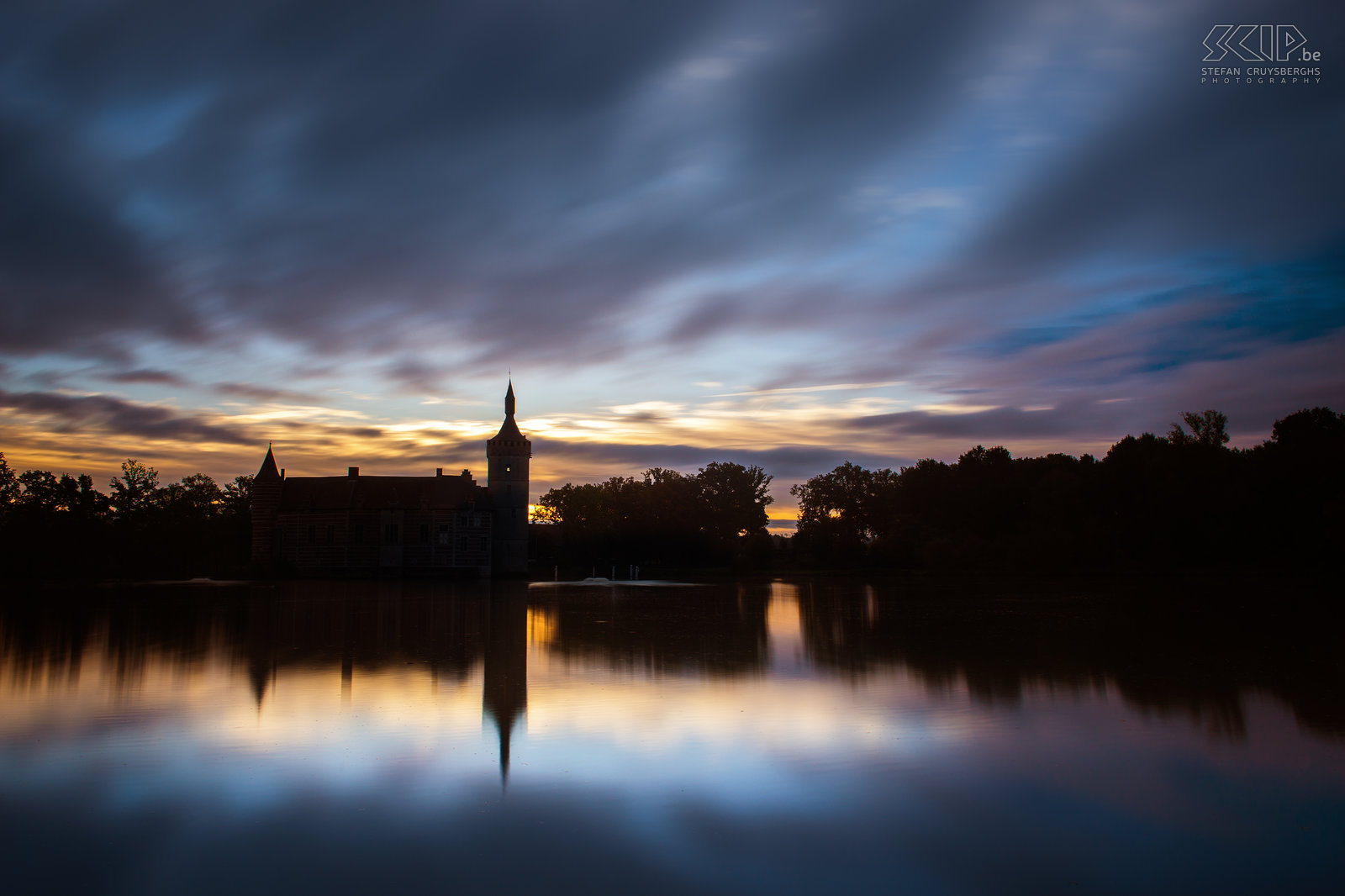 Sint-Pieters-Rode - Zonsopgang kasteel van Horst Zonsopgang aan de grote vijver van het kasteel van Horst. Het kasteel ligt in de Sint-Pieters-Rode, een deelgemeente van Holsbeek in Vlaams-Brabant. Stefan Cruysberghs